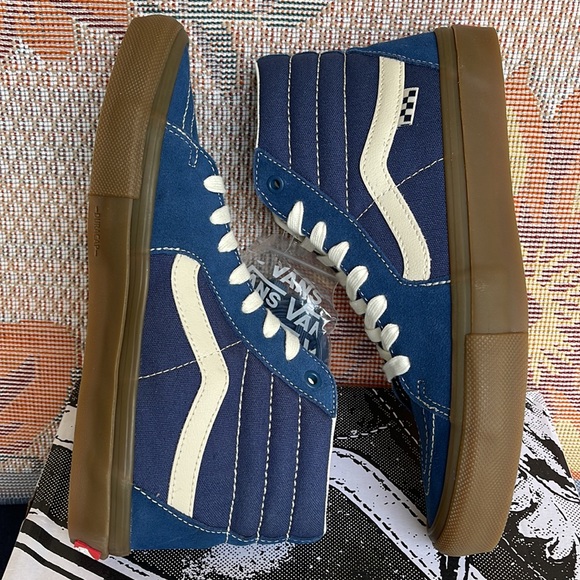Vans Men’s Skate Sk8-Hi
Suede Gum Dark Denim
VN0A5FCCDDN
Sneakers - Picture 11 of 16